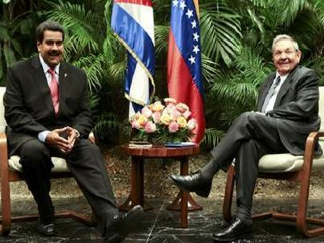 (L-R): Venezuela’s President Nicolas Maduro with Cuba’s President Raul Castro during their meeting in Havana.