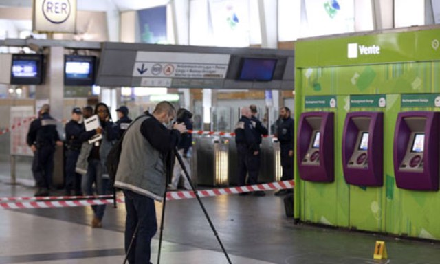 French police hunt man who stabbed soldier in Paris