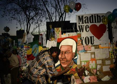 Mandela still critical, Zuma cancels Mozambique trip