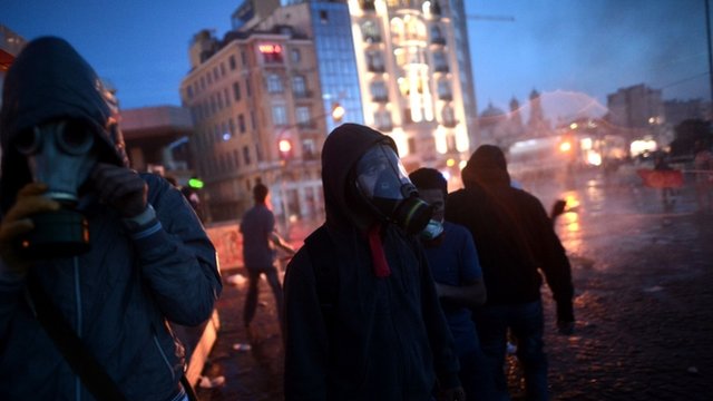 Turkey protests: Uneasy calm in Istanbul's Taksim Square