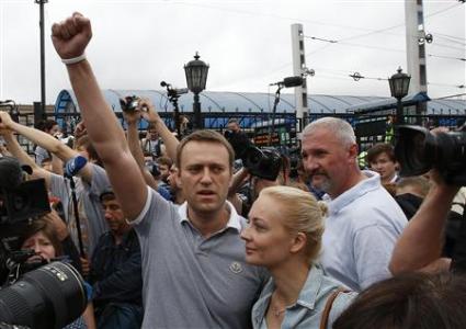 Moscow crowd greets returning opposition leader