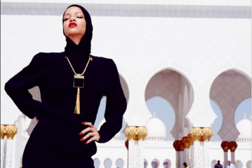 Rihanna Asked to Leave Abu Dhabi Mosque after Disrespectful Photo Shoot