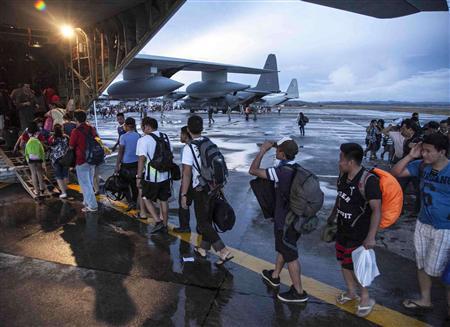 Aquino under pressure over typhoon aid, U.S. carrier to arrive