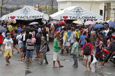 U.S., Britain send warships to help Philippine relief efforts