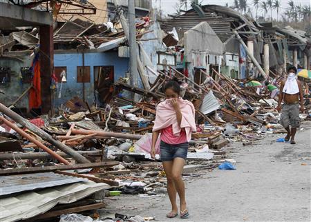 Typhoon survivors beg for help; Philippine rescuers struggle