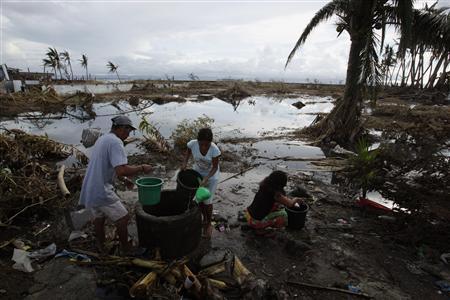 Desperate Philippine typhoon survivors loot, dig up water pipes