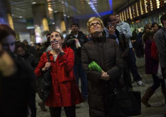 Americans mark Thanksgiving Day with travel, parades, shopping
