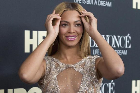 Beyonce album sets iTunes sales record, tops Billboard chart