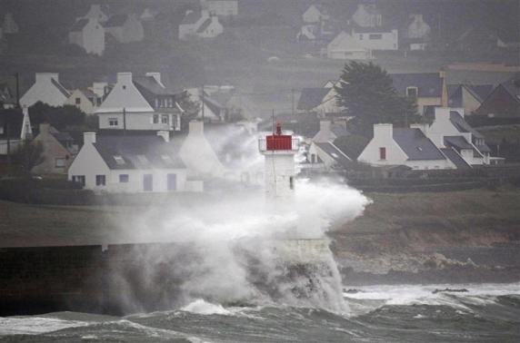 Storm wreaks havoc in Britain, France ahead of Christmas