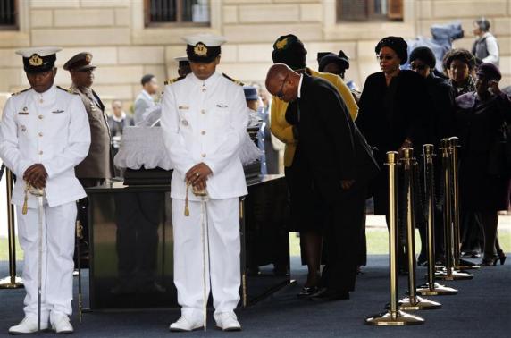 Mandela’s body lying in state, thousands queue to say goodbye