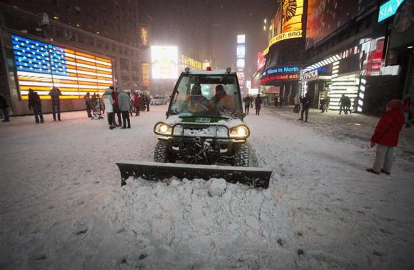 Heavy snowstorm hammers northeastern U.S.