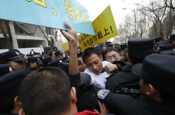 Chinese families clash with police, slam Malaysia over lost plane