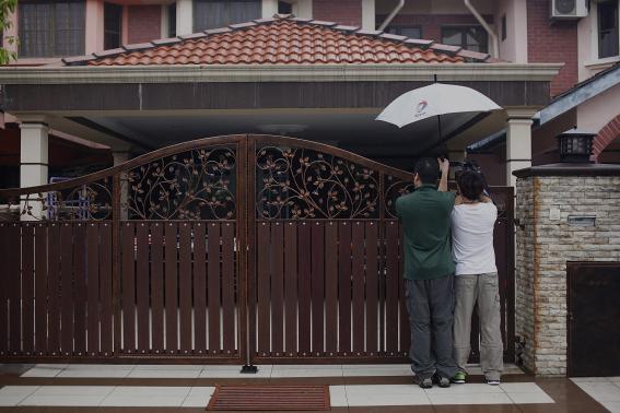 Police hunt for motive as search for Malaysian jet spans hemispheres