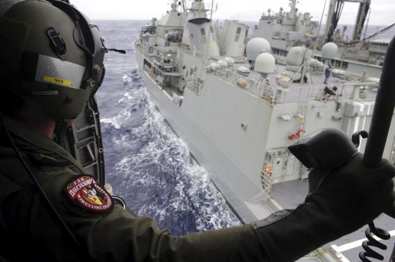 Hunt for Malaysian plane heads underwater to find black box