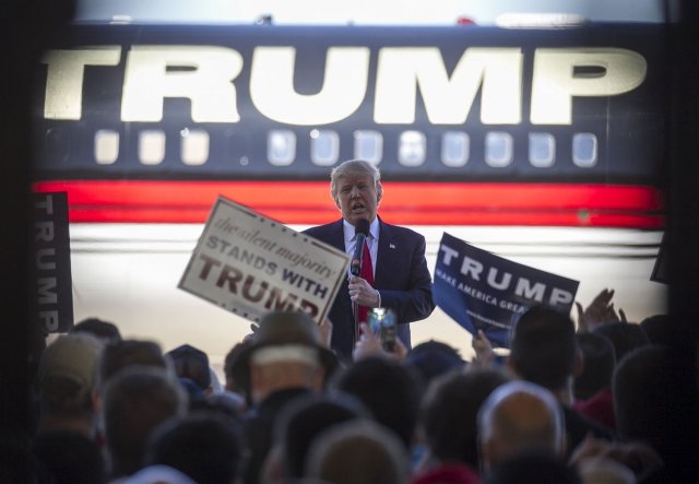US election 2016: Candidates hit the campaign trail ahead of Super Tuesday