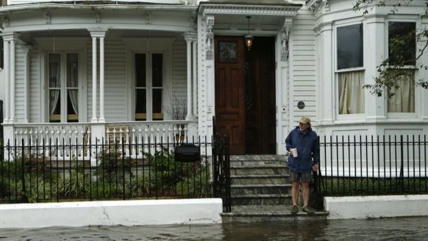 Hurricane Matthew kills 10 in US, floods Carolinas