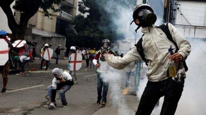 Venezuela crisis: One dead as protesters clash with police