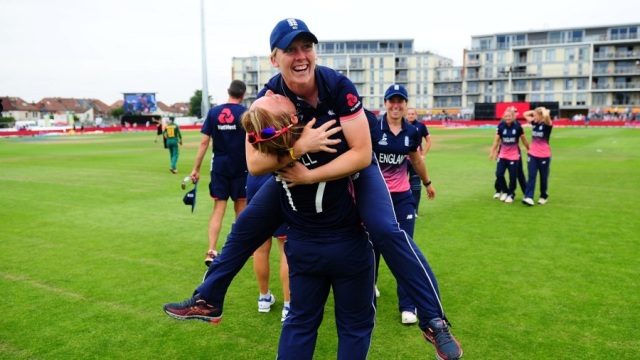 England holds nerve in thriller to make final