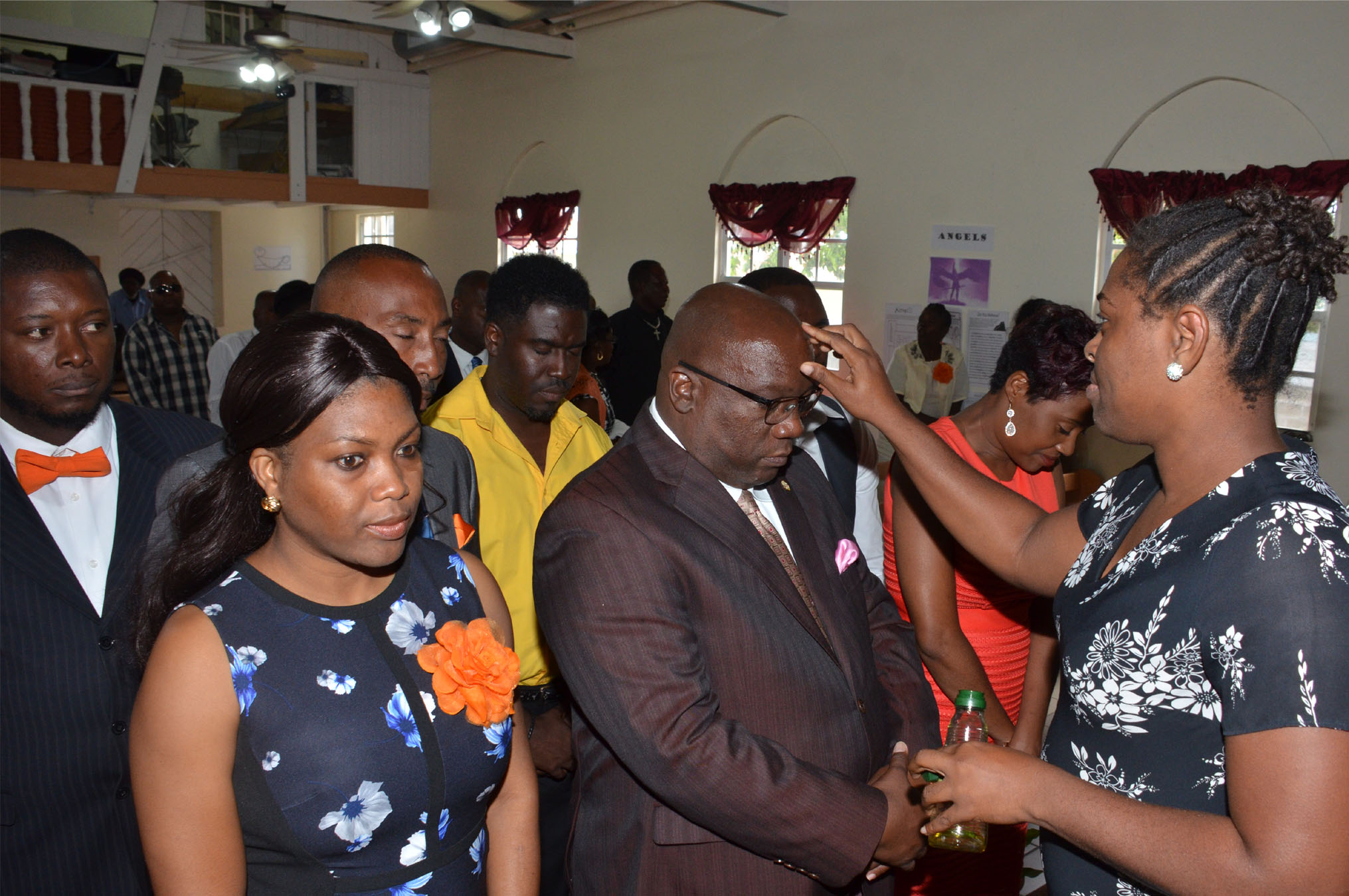Pastor Hazell tells church to learn from Team Unity; praises politicians for uniting