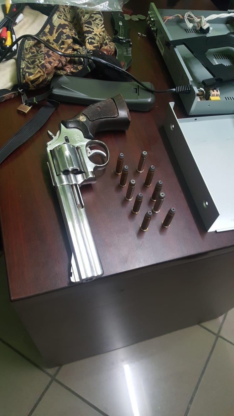 Customs officer and brother held in  connection with gun and cocaine importation