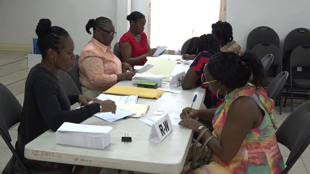 FSRN workers affected by temporary closure collect assistance cheques from NIA Treasury
