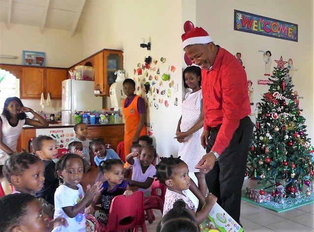 Area Representative Brand brings Christmas cheer to Steppin’ Stone Nursery