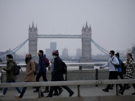 UK to lift travel test requirements for the vaccinated