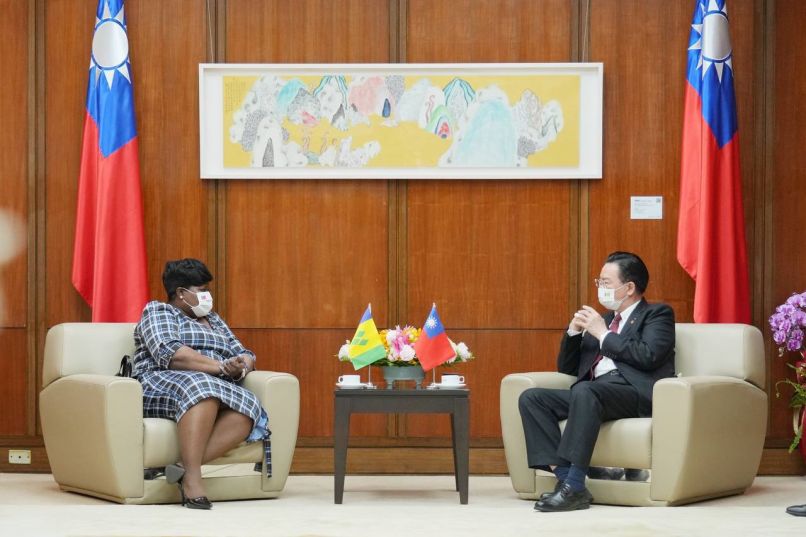 MOFA Minister Wu receives SVG Foreign Minister Peters