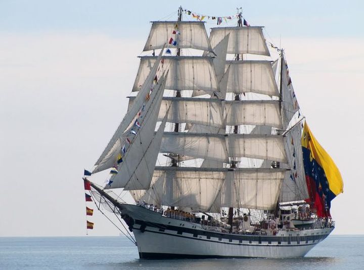 The Royal St. Christopher and Nevis Police Force welcome the “Simón Bolívar,”