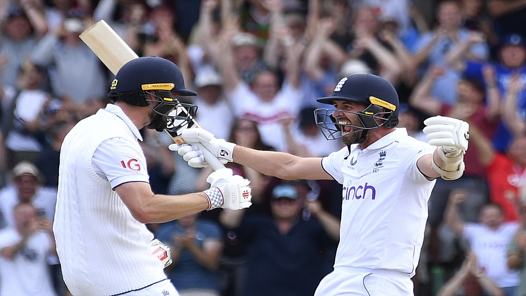 Cricket :  England keep Ashes alive with dramatic 3-wicket win over Australia