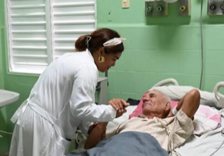 Cuba Boosts Doctors’ Wages in Bid to Halt Mass Exodus