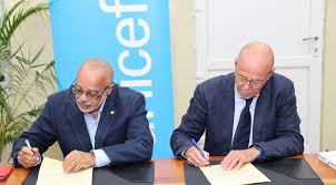 The Organisation of Eastern Caribbean States Logo      UNICEF and OECS Strengthen Partnership to Improve Lives of Children in Eastern Caribbean