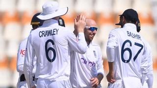 Cricket : Leach Four-For Consigns Pakistan to Historic Innings Defeat